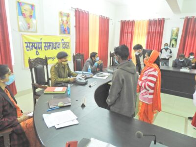 पीलीभीत : DM व SP पीलीभीत द्वारा पूरनपुर तहसील में किया गया सम्पूर्ण समाधान दिवस का आयोजन, सुनी जनता की समस्याएं।