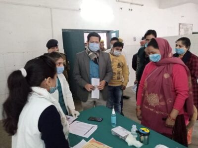 पीलीभीत : प्रशिक्षित वैक्सीनेटर्स के जरिये कोविड-19 वैक्सीन का ड्राईरन (माकड्रिल) का जिलाधिकारी द्वारा सामुदायिक स्वास्थ्य केन्द्र पूरनपुर पहुंचकर जायजा लिया ।