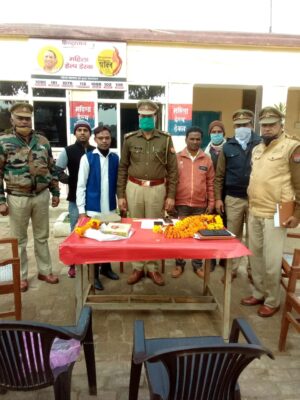 बरेली - थाना अलीगंज में थानाध्यक्ष सुरेंद्र कुमार सिंह के कार्यभार संभालने पर अरविंद शर्मा ने माला पहना कर किया स्वागत।
