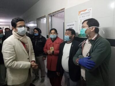 पीलीभीत: प्रशिक्षित वैक्सीनेटर्स के जरिये कोविड-19 वैक्सीन का ड्राईरन (माकड्रिल) का जिलाधिकारी द्वारा जिला अस्पताल व एस.एस.हाॅस्पिटल में स्थापित बूथों पहुंचकर लिया जायजा।
