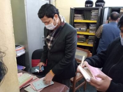 पीलीभीत :जिलाधिकारी द्वारा भूलेख अनुभाग, बिल व स्टाम्प अनुभाग का किया गया औचक निरीक्षण।