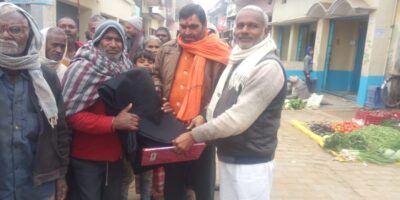 जौनपुर :श्री रामेश्वर महादेव मंदिर ट्रस्ट के द्वारा कम्बल वितरण कार्यक्रम संपन्न हुआ