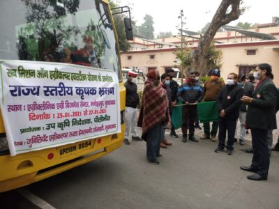 पीलीभीत: एग्रीकल्चर एक्सटेंशन योजना के अंतर्गत राज्य स्तरीय कृषक मेला हेतु हरी झंडी दिखाकर बस को किया रवाना जिलाधिकारी ।