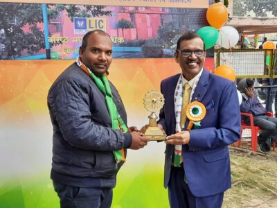 जौनपुर:भारतीय जीवन बीमा निगम के जौनपुर के अभिकर्ताओं का वाराणसी में वरिष्ठ मंडल प्रबंधक द्वारा ट्रॉफी देकर हुआ सम्मान