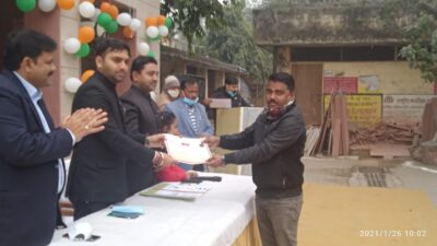 बरेली/यूपी-:-सदर उपजिलाधिकारी ने अधीनष्ट कर्मचारियों को भेंट किये प्रशस्ति पत्र