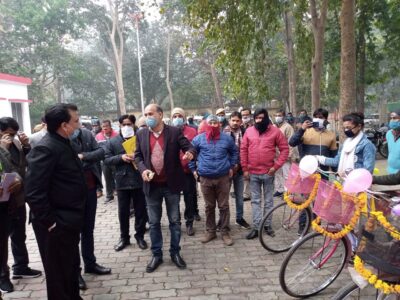 पीलीभीत :नोडल अधिकारी द्वारा श्रम विभाग में पंजीकृत श्रमिकों को वितरित की साईकिल एवं अन्य योजना से लाभान्वित को वितरित स्वीकृति प्रमाण पत्र।