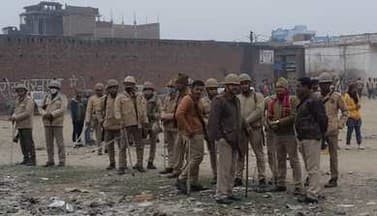 पीलीभीत :पूरनपुर रामलीला मैदान में कोतवाल एके सिंह के अलावा भारी संख्या में पुलिस और पीएसी के जवान मौके पर पहुंचे।