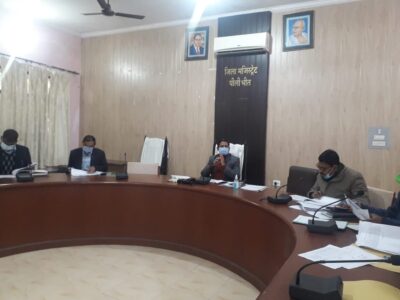 पीलीभीत :जिलाधिकारी श्री पुलकित खरे की अध्यक्षता में राजस्व कार्यों व कर-करेत्तर समीक्षा बैठक गांधी सभागार में सम्पन्न हुई।