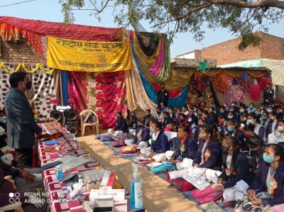 आगरा: शिविर में स्वास्थ्य परीक्षण कर बांटी गई दवाइयां