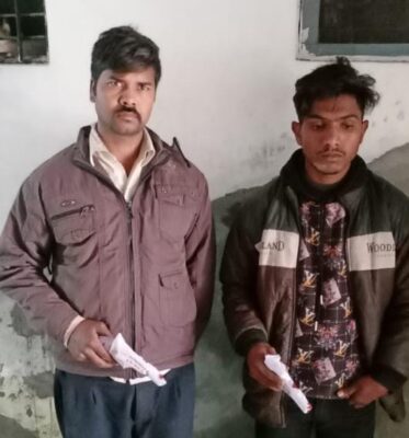 एटा: सोशल मीडिया पर तमंचा लहराते दो युवक एटा पुलिस की गिरफ्त में, दोनों से अवैध असलहे कारतूस बरामद