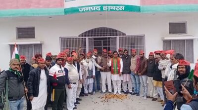 हाथरस:-गणतंत्र दिवस पर समाजवादी पार्टी कार्यालय पर फहराया गया झंडा