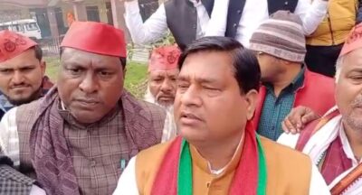 हाथरस : समाजवादी पार्टी के सैकड़ो कार्यकर्ताओं के साथ राष्ट्रीय ध्वज लगाकर ट्रैक्टर मार्च किया