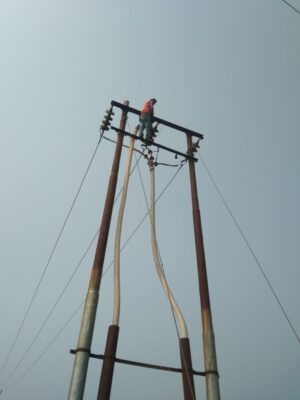 पीलीभीत: घुघचिहाई बिजली उपकेंद्र से जुड़े दर्जनों गांव की सप्लाई बंद रही।