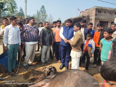 बरेली - बिजली विभाग की लापरवाही से भैस की हुई मौत डॉक्टर जीराज यादव बने मसीहा बिट्टू सागर की 21000 हजार रूपये देकर की मदद।
