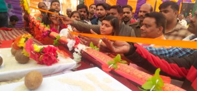 बरेली-सांसद की पुत्री ने फीता काट किया भगवत कथा का शुभारंभ
