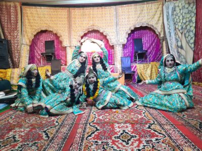 बरेली-आंवला में चल रही  रासलीला में दर्शको ने कृष्ण मीरा की लीलाओं का मंचन देखा