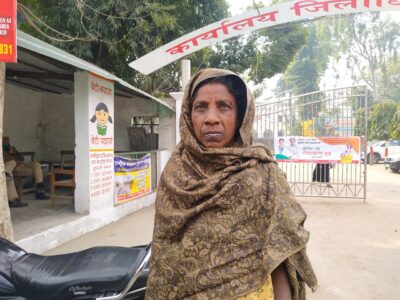 बरेली-ग्राम विकास अधिकारी ने मांगे व्रद्ध महिला से खाते के आधे रुपये,आरोप