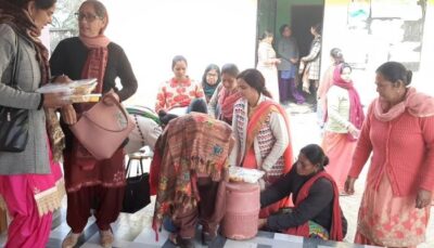 पीलीभीत :प्रशिक्षण कार्यक्रम में दोपहर में दिए जाने वाले भोजन की क्वालिटी पर आंगनबाड़ी कार्यकत्रियों ने उठाया सवाल।