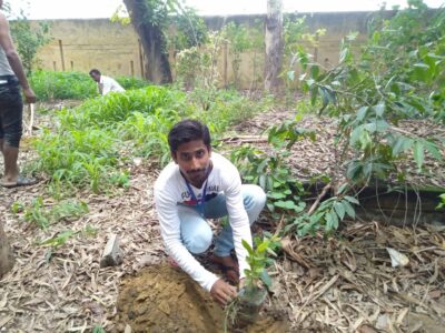 आंवला/बरेली-पौध रोप कर की पर्यावरण संरक्षण की मुहिम शुरू