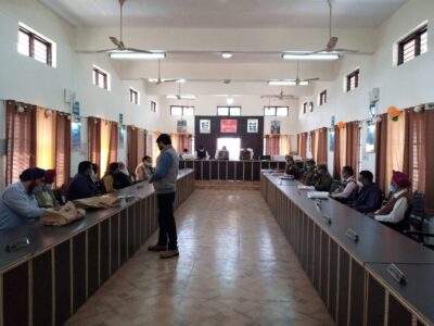 पीलीभीत: जिलाधिकारी द्वारा पंचायत चुनाव के दृष्टिगत शस्त्र व्यवसासियों के साथ समीक्षा बैठक हुईं सम्पन्न।