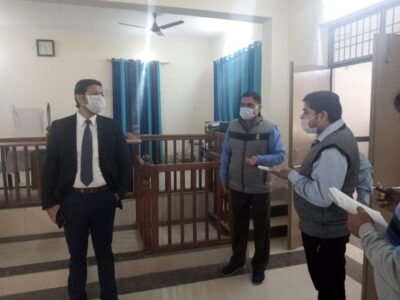 पीलीभीत: जिलाधिकारी द्वारा विनियमित क्षेत्र कार्यालय का किया गया औचक निरीक्षण।