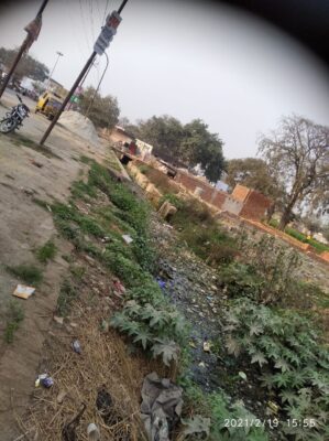 बरेली - नगर पालिका आँवला में भूतेश्वर नाथ तिराहे पर अधबने नाले से परेशान लोगों ने उप जिला अधिकारी आँवला से की शिकायत।