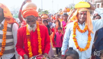बरेली - नगर पंचायत बिशारतगंज में भारत माता मंदिर पर नौदिवसीय श्रीमद् भागवत कथा प्रारंभ करने से पहले नगर में भव्य कलश यात्रा निकाली गई।