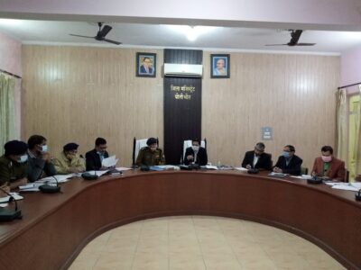 पीलीभीत: जिलाधिकारी श्री पुलकित खरे की अध्यक्षता में निर्वाचन संबंधित कार्य व मतदान केंद्र स्थलों को असंवेदनशील संवेदनशील अतिसंवेदनशील एवं असंवेदनशील प्लस श्रेणियों के गठन किए जाने के संबंध में समीक्षा बैठक देर शाम गांधी सभागार में संपन्न हुई