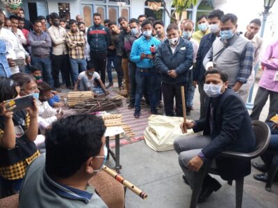 पीलीभीत : जनपद की पहचान बाॅसुरी के कारीगरों को बाॅसुरी उत्पादन हेतु दिया जायेगा बढ़ावा-जिलाधिकारी।