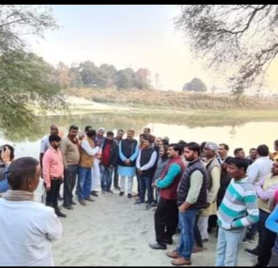 जौनपुर: महराजगंज क्षेत्र के कई वर्षों से लंबित बोझनाथ घाट का पुल पर निरीक्षण किया गया