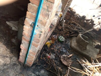 कालपी(जालौन):आकाशीय बिजली गिरने से गरीब के घर लगी आग से घर ग्रहस्ती का सामान जलकर खाक