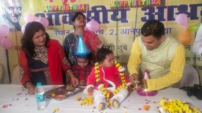 औरैया-जिलाधिकारी ने अपनी बच्ची का जन्मदिन वृद्धाश्रम में मनाया