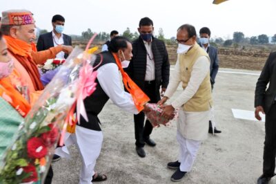 उमरिया: मुख्यमंत्री द्वारा आज 18 फरवरी को ग्रामीण पथ-विक्रेताओं को उनके रोजगार की बेहतरी के लिये ऋण वितरण किया गया