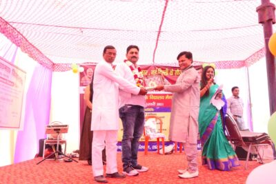 बाराबंकी:लोक गीत एवं लोक नृत्य उत्सव हुआ संम्पन्न, कई दर्जन समाजसेवी व कलाकार हुए सम्मानित