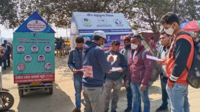 प्रयागराज : माघ मेले में क्षेत्रीय लोकसंपर्क ब्यूरो का कोविड-19 एवं स्वच्छता जागरुकता जारी दो गज दूरी और मास्क के साथ कार्यक्रमों में उपस्थित हो रहे हैं लोग