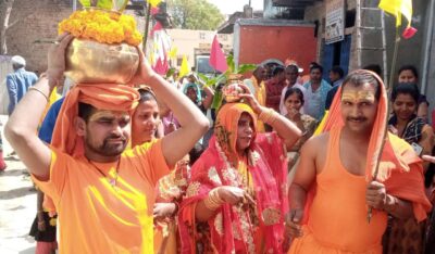 बदलापुर/जौनपुर: स्थानीय कस्बे के तखागंज बाजार में रविवार को श्रद्धालुओं ने कलश यात्रा माँ काली मंदिर