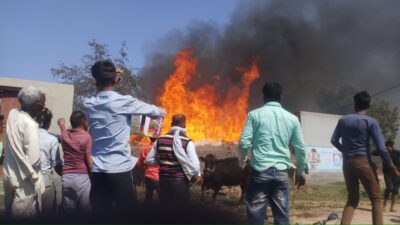 पीलीभीत: बिजली के तार की स्पार्किंग से घर में खड़ी मोटरसाइकिल सहित घरेलू सामान जलकर राख।