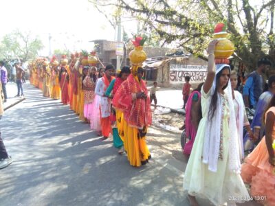 बरेली - आँवला तहसील क्षेत्र में मूर्ति स्थापना के दौरान निकाली गई पैदल कलश यात्रा।