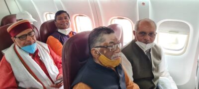 बरेली - दिल्ली बरेली आज शुरू हुई हवाई सेवा में पहली उड़ान से दिल्ली से बरेली तक आंवला विधायक धर्मपाल तथा सिरोली के नवीन गुप्ता भी आये।