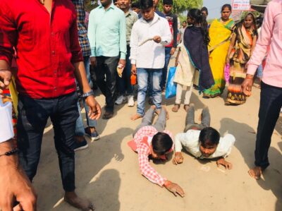 बरेली - आँवला तहसील क्षेत्र में भोले की भक्ति में भक्त हुए दीवाने हर महाशिवरात्रि पर 2007 से लगातार जा रहे हैं पेट के बल समाजसेवी मुकेश सक्सेना युवा नेता गुलड़िया गौरीशंकर शिव मंदिर में भगवान भोलेनाथ की पूजा अर्चना व जलाभिषेक करने