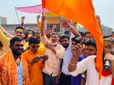 बरेली - महाशिवरात्रि के पावन पर्व पर बिथरी विधायक पप्पू भरतौल ने भगवा ध्वज दिखाकर रवाना की बाइक रैली।