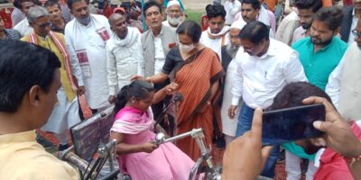 प्रयागराज-  माननीय सांसद प्रयागराज के कर कमलों द्वारा बिकास खण्ड परिसर उरुवा व करछना मे दिव्यांगजनों को सहायक उपकरणों का किया गया बितरण,