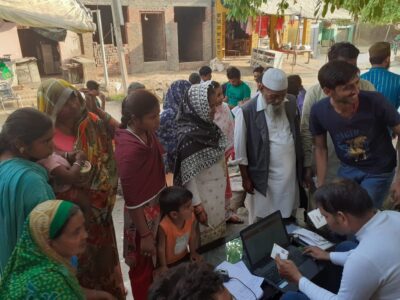 बरेली - आयुष्मान कार्ड बनवाने को कॉमन सर्विस सेंटर द्वारा लगाये गए कैम्पो में उमड़ी भीड़।