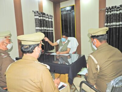 पीलीभीत : पुलिस अधीक्षक ने थाना जहानाबाद पर किया अर्दली रूम, लम्बित विवेचनाओं के शीघ्र निस्तारण के दिये निर्देश।
