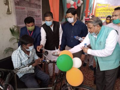 पीलीभीत : जिलाधिकारी द्वारा दिव्यांगजनों को वितरित किये गये सहायक उपकरण।