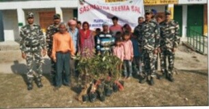 पीलीभीत : पर्यावरण को प्रदूषण से स्वच्छ रखने के लिए इंडो भारत नेपाल सीमा पर तैनात 49 वीं बटालियन एसएसवी ने किया पौधारोपण।
