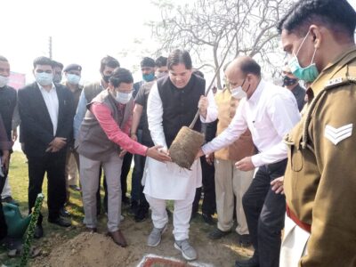 पीलीभीत : सांसद एवं जिलाधिकारी द्वारा नगर क्षेत्र में अभियान संचालन कर कृष्णलोक कालोनी व मेस्टन पुस्तकालय की खाली भूमि पर किया गया वृक्षारोपण