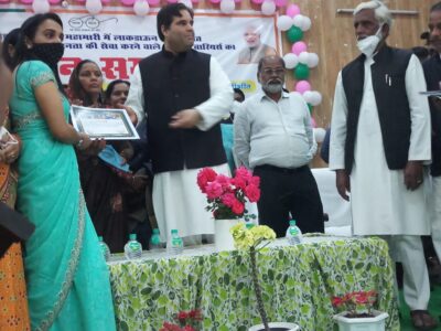 पीलीभीत : सांसद जी द्वारा सफाई कर्मचारियों/नायकों को प्रशस्ति पत्र व प्रतीक चिन्ह प्रदान कर सम्मानित किया गया