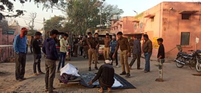 मैनपुरी:संदिग्ध परिस्थितियों में गांव के बाहर सड़क किनारे पड़ा मिला युवक का मिला शव
