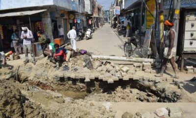 मैनपुरी: टेलीकॉम कंपनी द्वारा लाइन बिछाने के लिए की गई खोदाई के कारण बंद खरगजीत नगर की सड़क